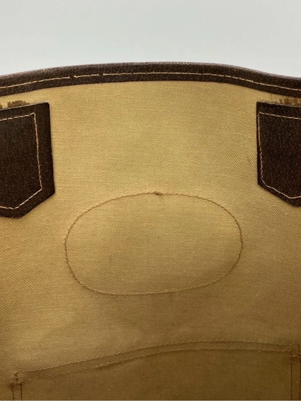 Authentic Gucci Beige GG Supreme Canvas Tote with Green and Red Strap. - Picture 6 of 9